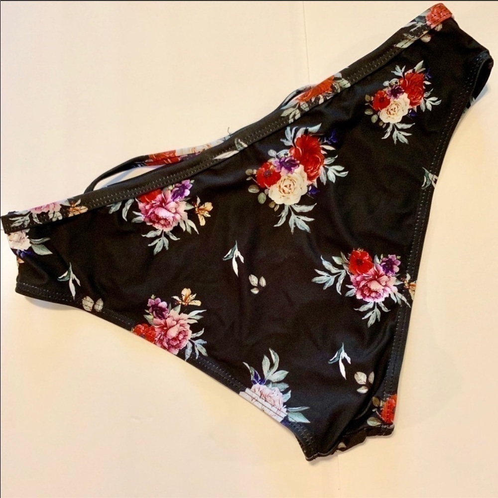 Bundle Marilyn Monroe Bikini Top and Cupshe Bottom - Picture 3 of 8